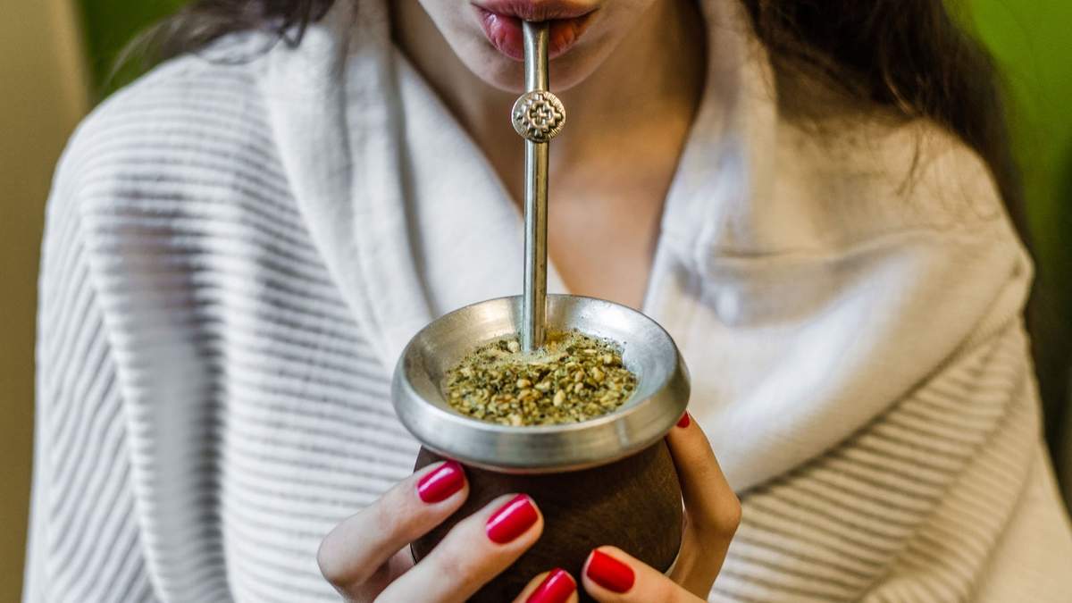 El médico de un pueblo pampeano quiere prohibir el mate. (Fuente: Twitter)