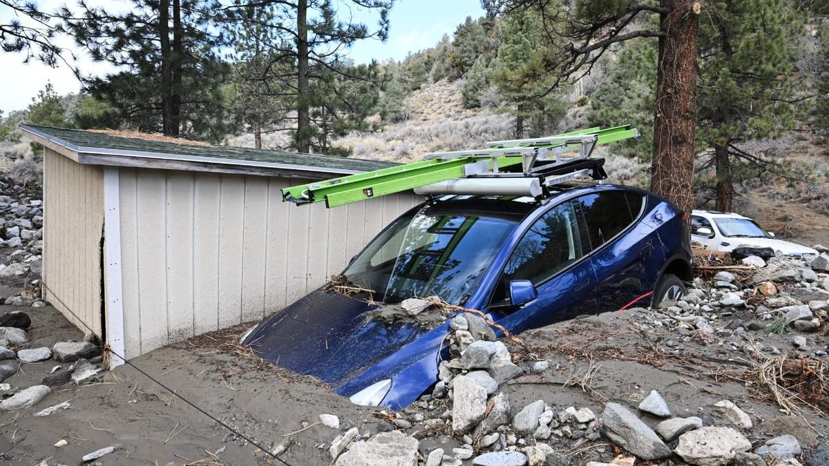 Un automóvil queda sepultado en el lodo tras una serie de tormentas el jueves 25 de diciembre de 2025 en Wrightwood, California