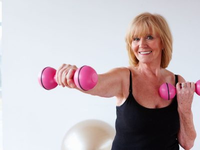 Conseguí una figura de hierro con 45 años o más: hacé estos 3 ejercicios en casa y sin gastar en el gym