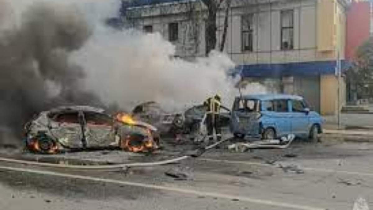 Bomberos sofocan autos en llamas tras un ataque sobre Belgorod, Rusia