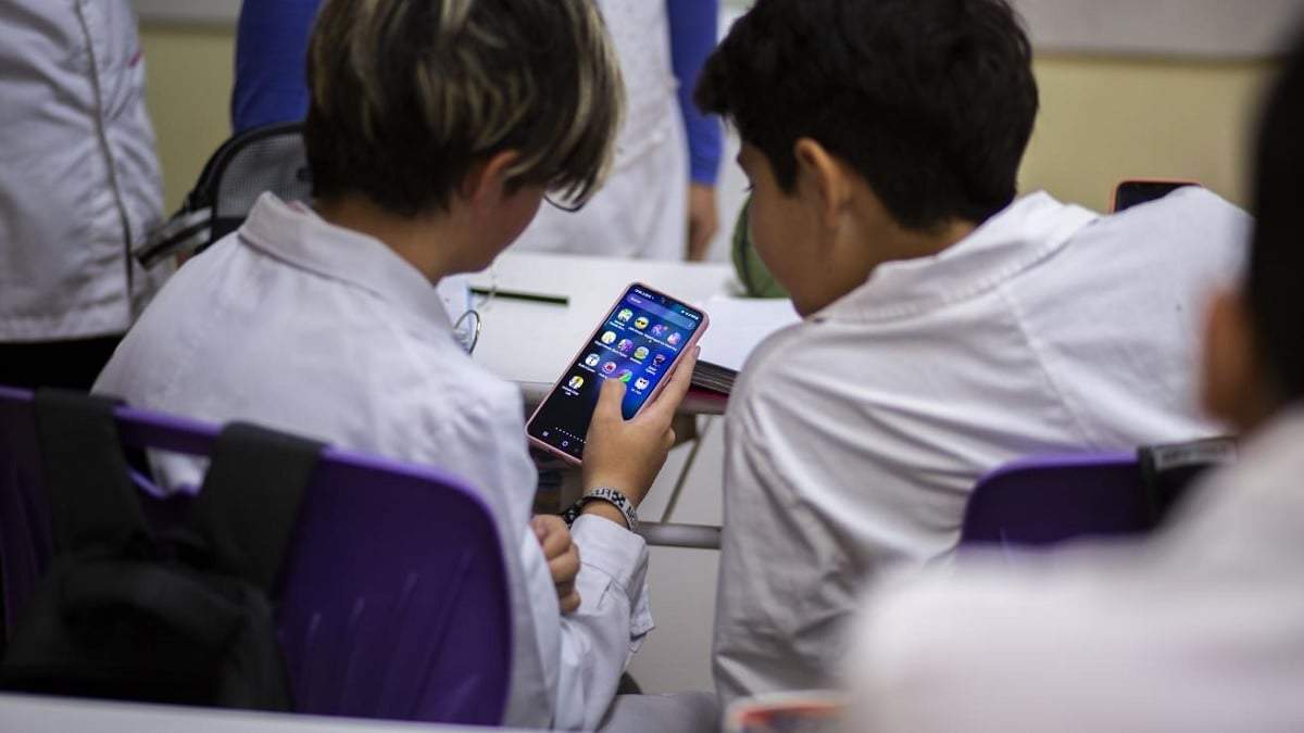 El uso de teléfonos celulares en las escuelas públicas y privadas, fue prohibido por ley de la Legislatura de Neuquén. Fuente (Google)