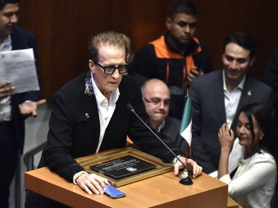 Senadores interrumpen votación para rendir homenaje a Emmanuel y le ceden la tribuna (Video)