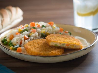 Medallones de atún, zanahoria y avena rellenos de queso: vas a amar esta receta para una cena exprés