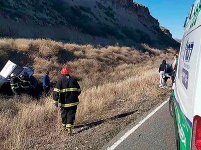 Una mujer de Cipolletti resultó herida tras volcar un auto en la ruta 234