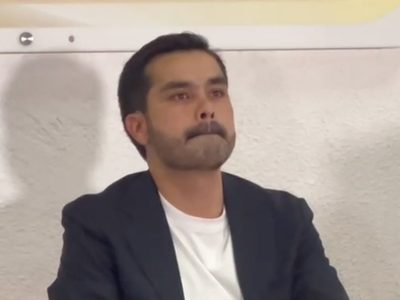 Sin su habitual sonrisa y entre lágrimas: así reapareció Máynez en acto con alumnos de periodismo