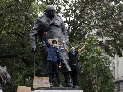 Marchas antidiscriminatorias en Londres atacaron una estatua de Winston Churchill