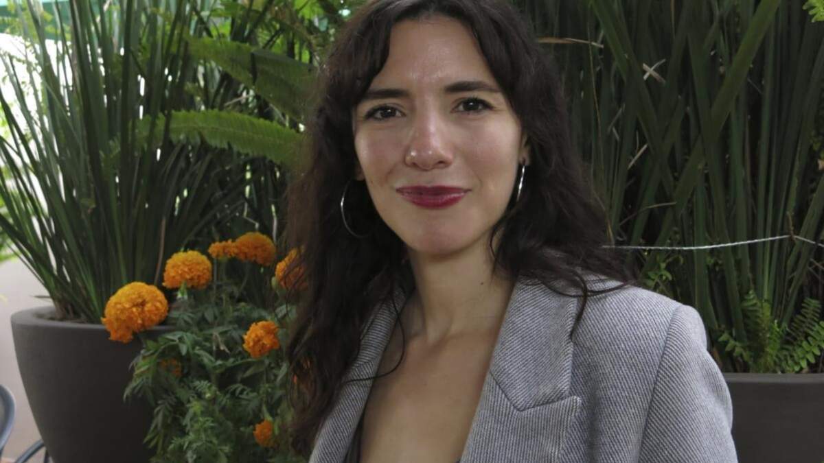 La directora mexicana Lila Avilés posa para un retrato durante una entrevista sobre su película "Tótem" en el Festival Internacional de Cine de Morelia
