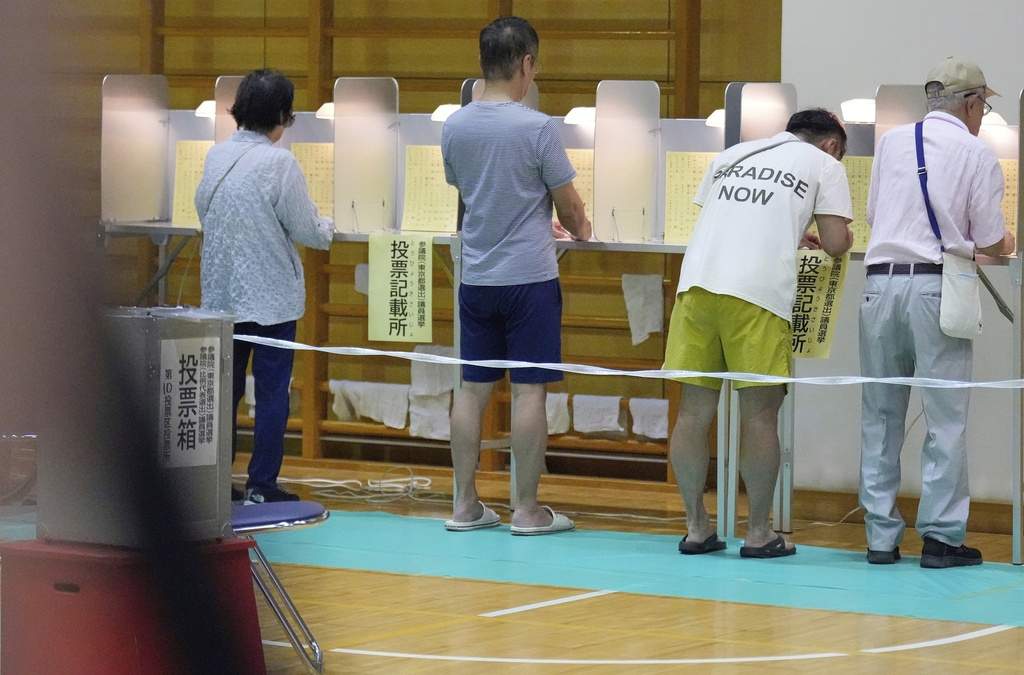 Votantes llenan sus boletas durante las elecciones a la cámara alta de Japón, en un centro de votación en Tokio, el domingo 20 de julio de 2025
