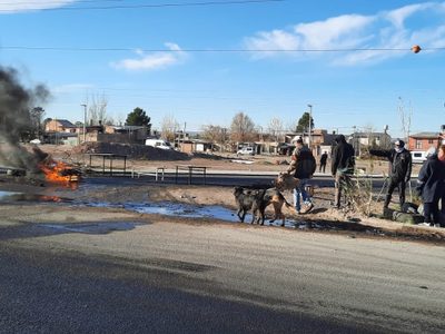 Denunciaron al hijastro del jefe de la Policía de Neuquén por disparar contra un comedor en Cuenca X