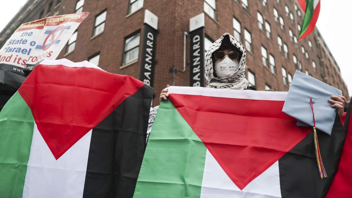 Manifestantes se reúnen en apoyo a los palestinos en el otro lado de la calle de la entrada principal de la Universidad de Columbia, el 21 de mayo de 2025