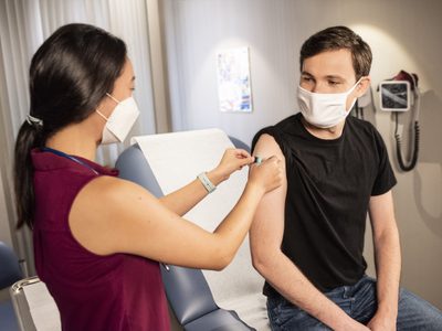 Otro éxito para Pfizer: su vacuna es 100% efectiva en jóvenes de 12 a 15 años