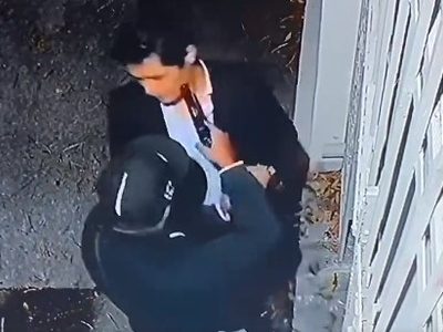 En 30 segundos, dos sujetos asaltan a pareja afuera de una casa de la colonia Roma (Video)