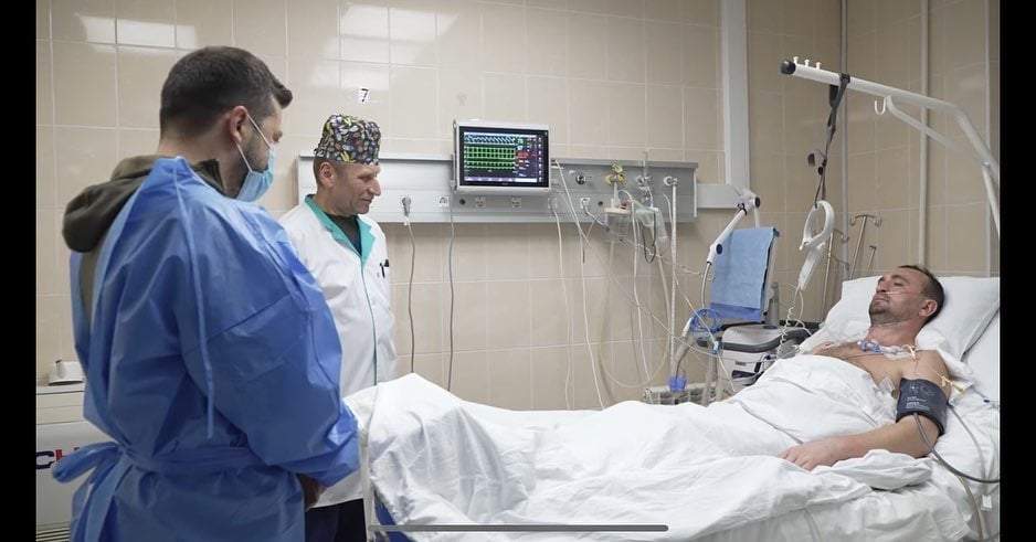El presidente de Ucrania, Volodymyr Zelenskyi, visitó a los defensores heridos