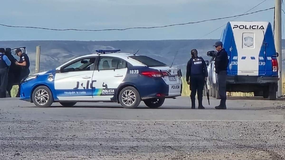 La Policía desplegó una importante cantidad de móviles en la segunda meseta, donde ocurrió el tiroteo. Fuente (Centenario Digital)