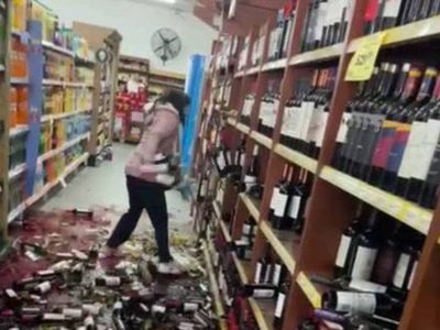 Empleada de supermercado rompe vinos al ser despedida: “Me cegó la furia”