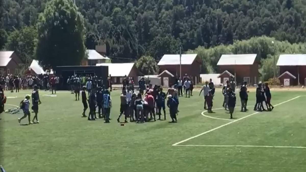 La batalla campal durante un partido de fútbol infantil. Fuente: (Facebook)