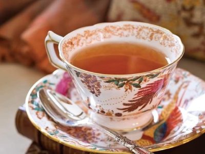 Reciclaje con alma: la taza de té de la abuela ahora es un comedero de pájaros y un pequeño tesoro en el jardín