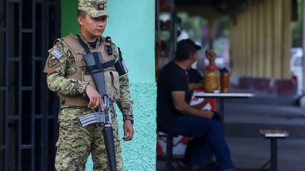 Un soldado hace guardia en Chalatenango, El Salvador