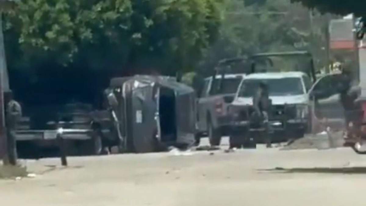 Una camioneta Honda CRV color gris volcó en pleno centro del poblado de Acapetahua, en la región de la costa de Chiapas