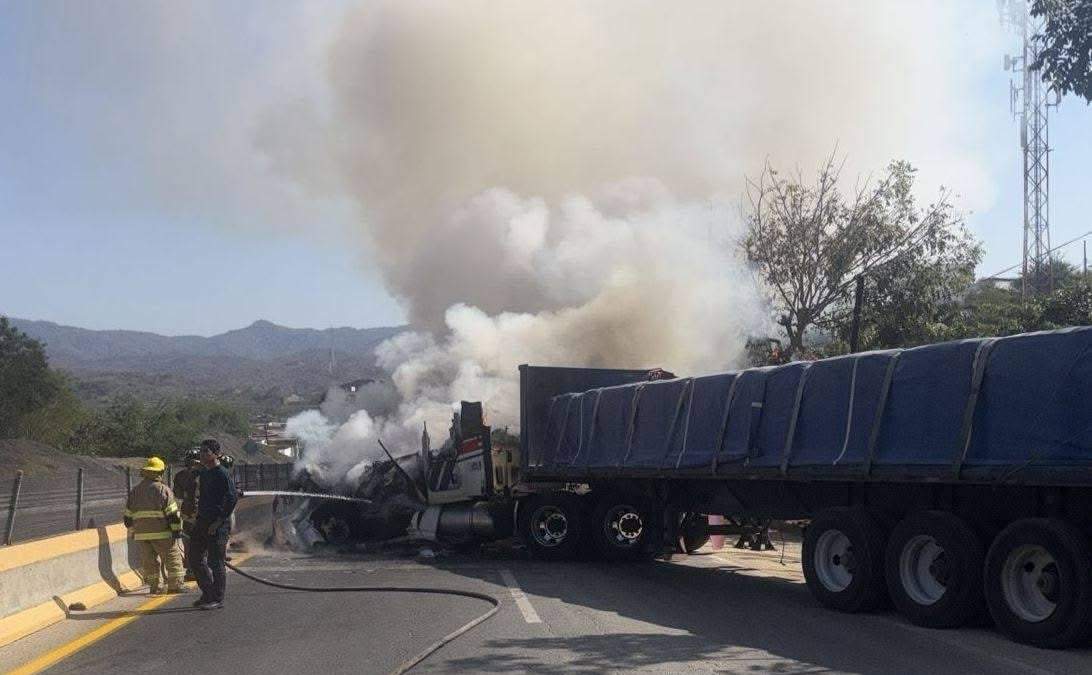Hombres armados quemaron tráiler y un camión en la zona urbana del puerto de Acapulco