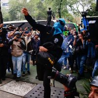 Estudiantes de Ayotzinapa lanzan petardos al Senado