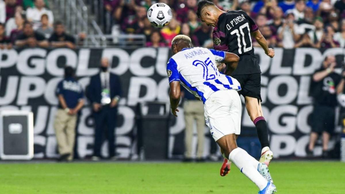 El remate de cabeza de Orbelín Pineda para marcar el tercer gol de México