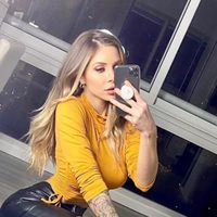 A puro brillo: Romina Malaspina lució esta prenda monocolor y colapsó las redes