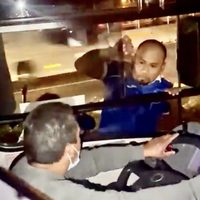 Presuntos montachoques agreden a chofer: "me pagas o te reviento tus cristales" (Video)
