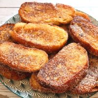 Si tenés pan duro, no lo tires: hacé estas riquísimas torrijas para la hora de la merienda