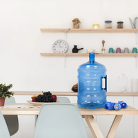 Con solo 1 bidón de agua lleno y sin salir de casa: realizá estos ejercicios de pecho, espalda y brazos