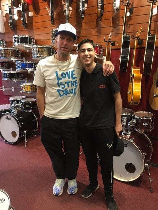 El cantante de Coldplay, Chris Martin, con trabajador de tienda