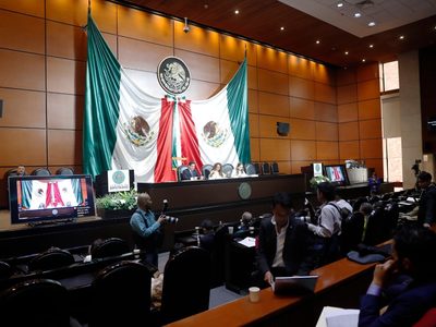 Avanza el dictamen que convierte a Pemex y CFE en empresas públicas del estado