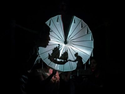 El eclipse de Carlos Olmos con Teatro de objetos y sombras