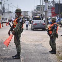 Entre aparatoso operativo y militares con logo de "GN", AMLO promete justicia por masacre en Minatitlán