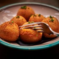 Croquetas de garbanzo y queso: crocantes y deliciosas, la receta saludable y sin harinas que te va a encantar