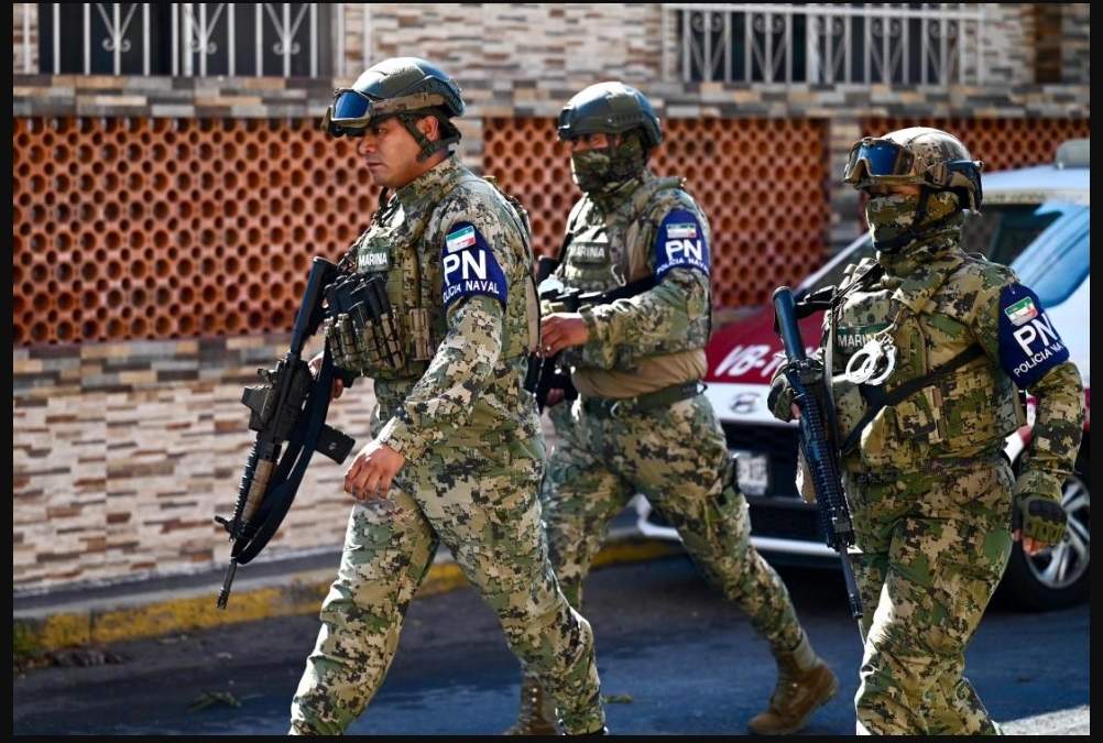 Despliegue policiaco en Todo Boca del Río tras balacera en Vía Muerta. |
