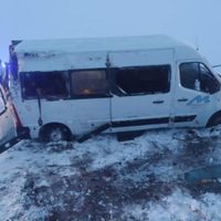Una combi que transportaba policías derrapó sobre ruta 22 en cercanías a Cutral Co