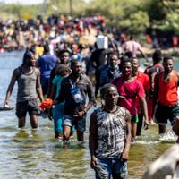 Estados Unidos promete expulsar miles de migrantes que esperan bajo un puente en Texas