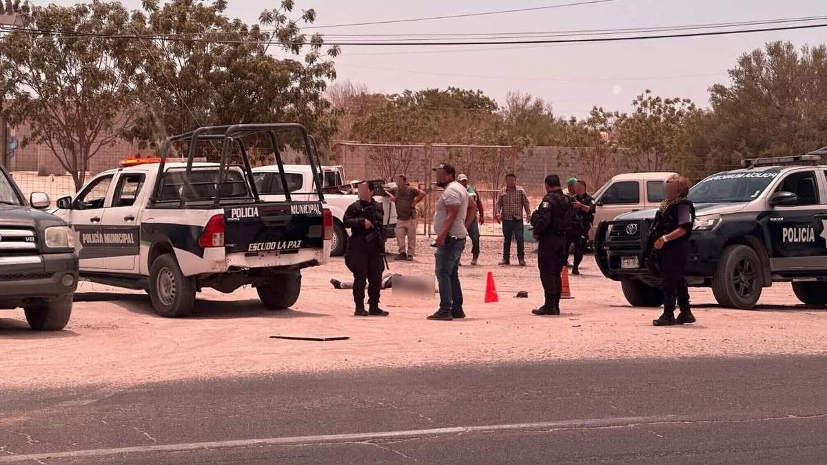 Elementos de seguridad en La Paz, donde fue encontrado el cuerpo del funcionario asesinado