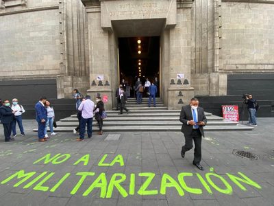 Organizaciones civiles protestan en la SCJN contra el respaldo a que el Ejército siga en las calles