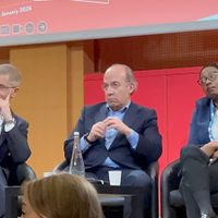 Gritan “¡asesino!” y “¡lárgate!” a Felipe Calderón durante un foro en París (Video)