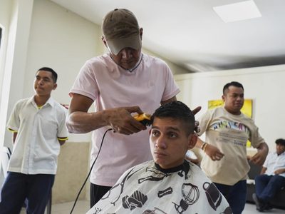 El Salvador aplica códigos de vestimenta estudiantil para restablecer la disciplina en las escuelas