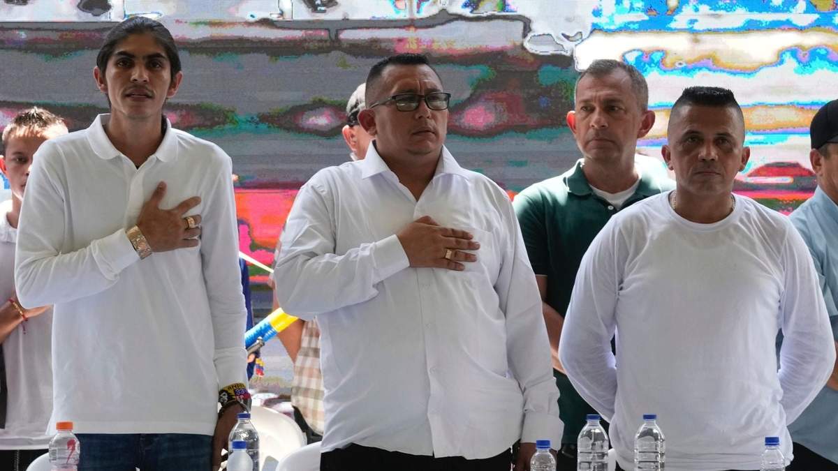 Andrey Avendaño, Franco Ramírez y Javier 33, miembros del Estado Mayor Central, escuchan el himno nacional durante las conversaciones de paz con el gobierno colombiano