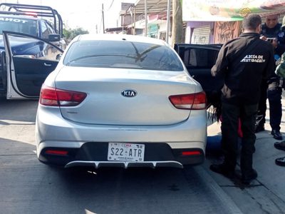 Tras persecución, detienen a mujer que llevaba restos humanos en su auto