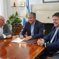 La provincia firmó el contrato con la empresa que construirá el acueducto para llevar agua potable a la meseta
