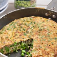 Tortilla de arvejas: una receta facilísima de hacer y perfecta si querés cenar algo livianito