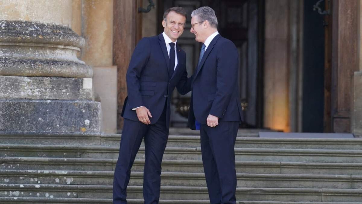 Los mandatarios de Francia y el Reino Unido, Emmanuel Macron y Keir Starmer, respectivamente