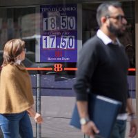 El peso avanza 1.3% frente al dólar tras anuncio de la FED