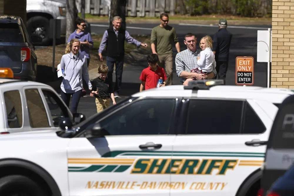 Familias salen de un lugar de reunión con sus hijos en Nashville, Tennessee, el 27 de marzo de 2023, después de un tiroteo que mató a varios niños en la escuela Covenant