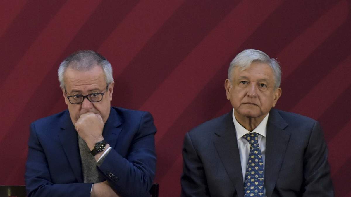 Urzúa y AMLO en un evento en 2019
